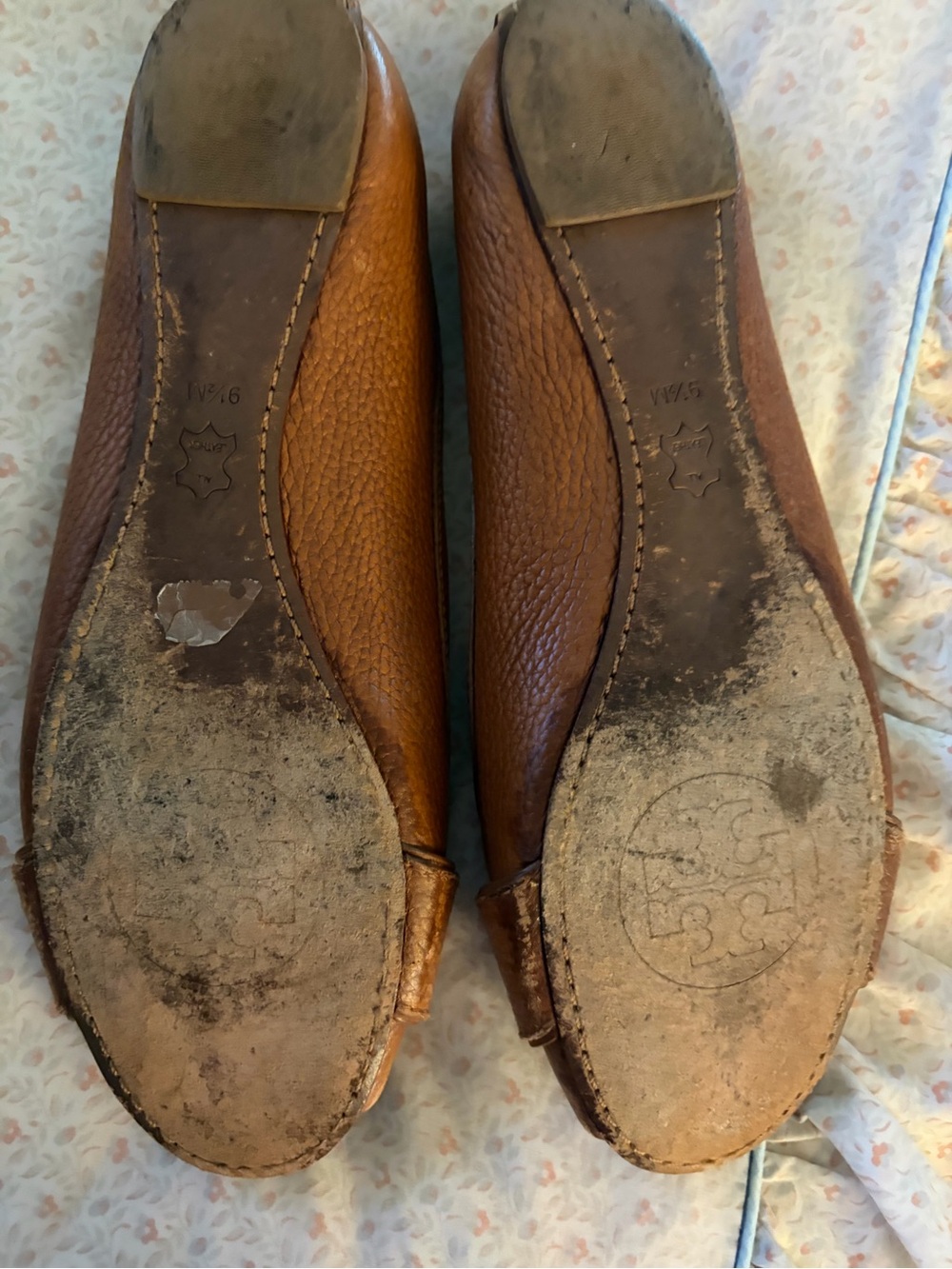 Tory Burch Cognac Leather Peep-Toe Flats with Gold Logo - Picture 3 of 6